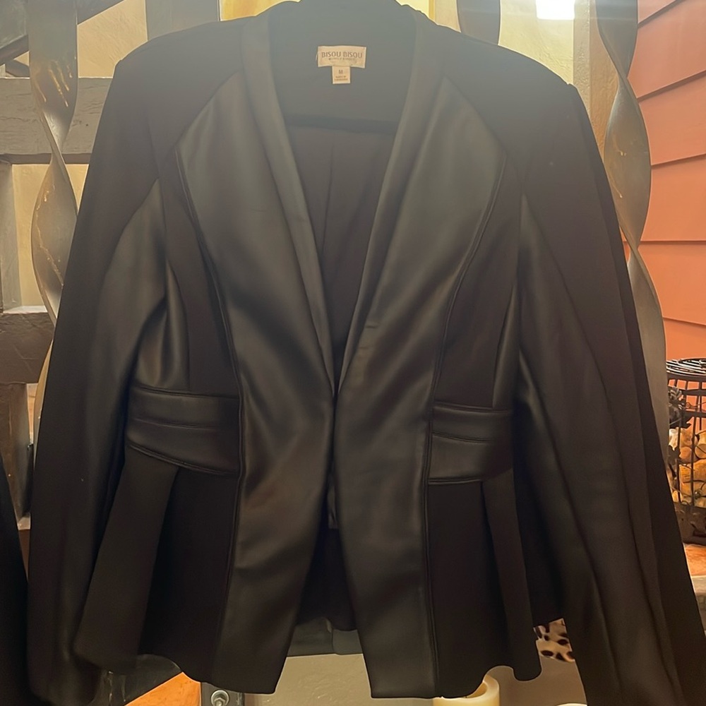 Show off your flattering, nondonut form, with this fitted Bisou Bisou blazer!